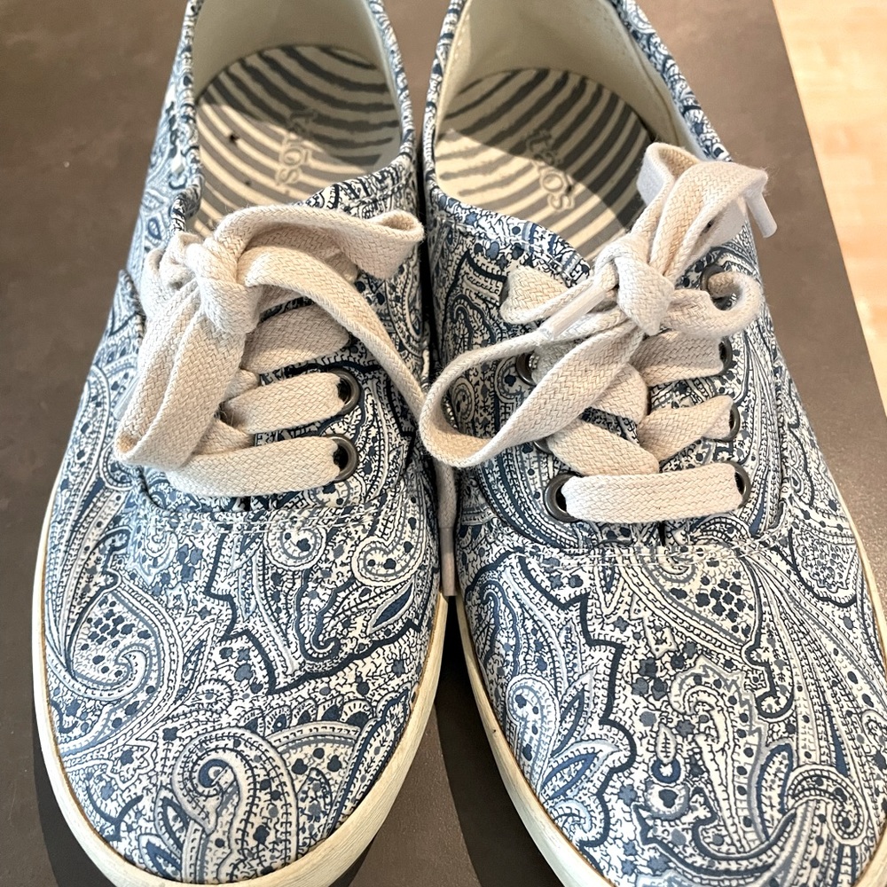 Taos womens casual sneakers